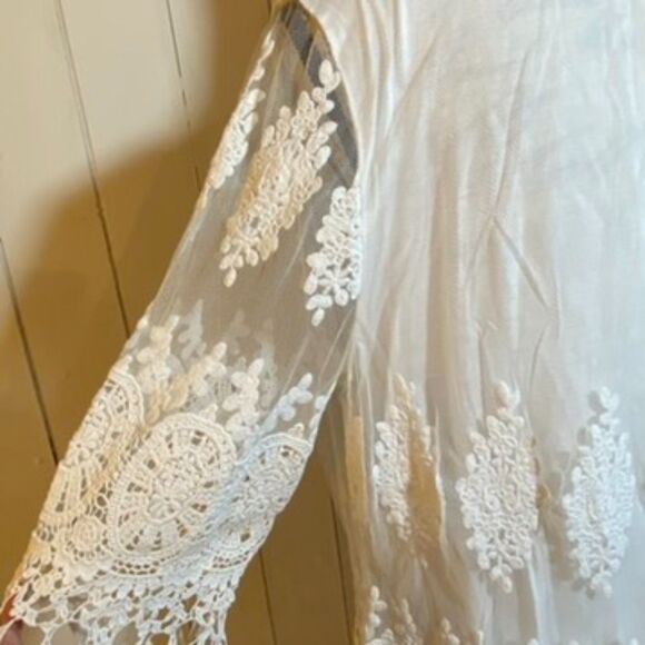 Chico’s White Top Lace Detailing Sheer Overlay Floral Embroidery Size 2 - Picture 3 of 7